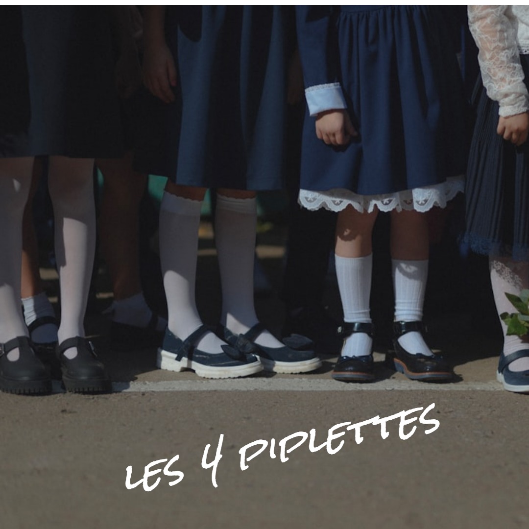 Pour ou contre l'uniforme ? Les 4 pipelettes mènent l'enquête episode artwork