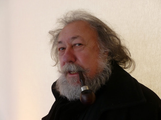 Pierre Dubois, écrivain et fumeur de pipe